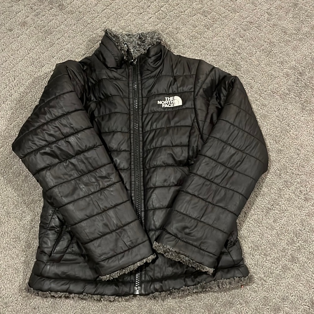 Reversible black/gray north face coat. Kids size XS (6)